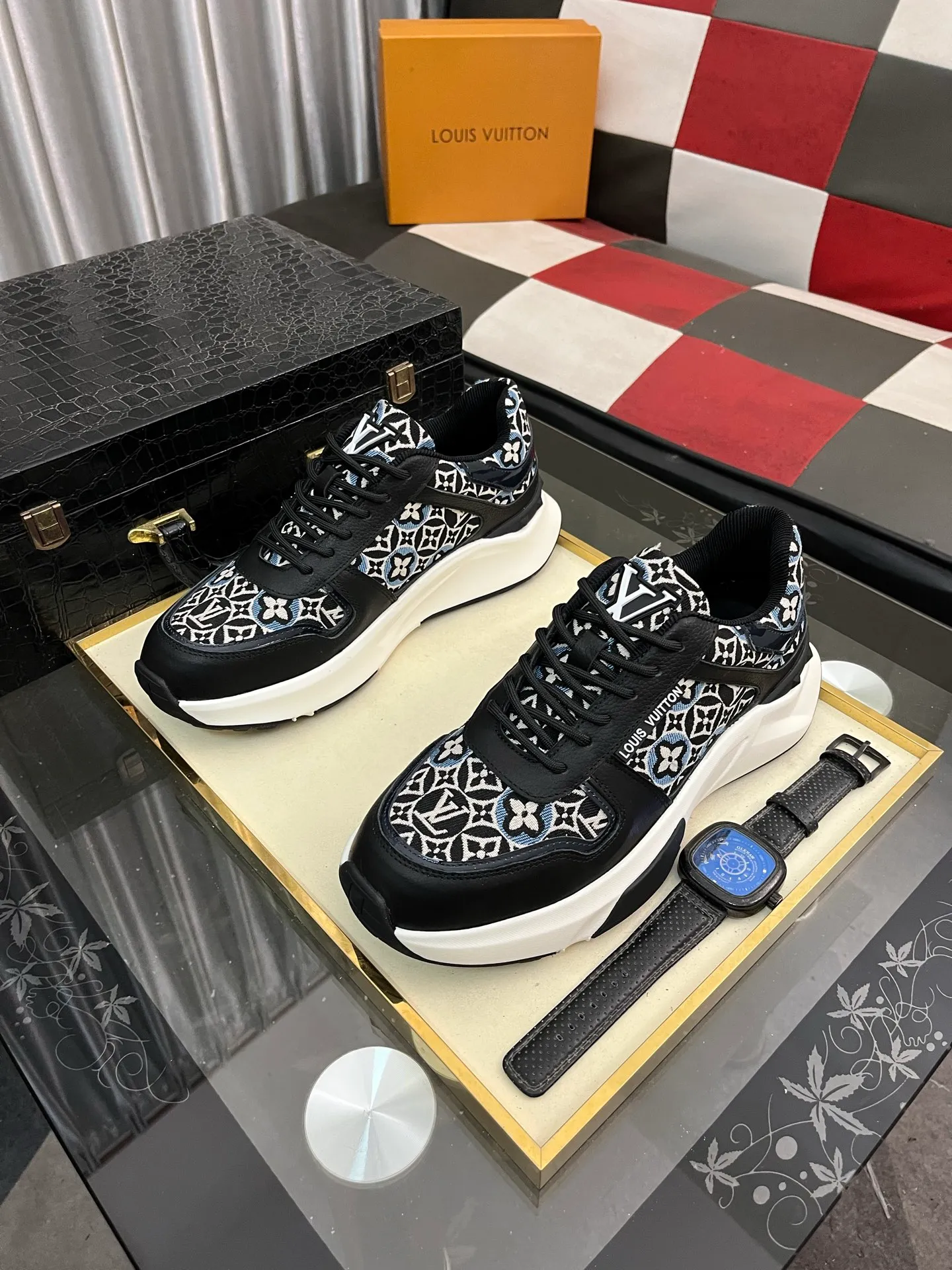 Men's shoes 💰458⌚️⌚️【LOUlS VUlTTON】Louis Vuitton ~ unique and casual style. LV counter purchasing 🏃casual shoes😍😍 are on sale at the men's counter at the same time. Italian imported brands select top-layer Italian cowhide. 🐑Sheepskin lining (refuses to discolor and grind feet) Sole: Original sole specially provided by the original factory 🎬Better in kind Code number: 38-444⃣️Color selection